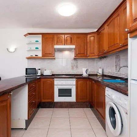 Victoria Court - 1 Bed Pool & Sea View *